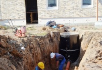 Обустройство системы канализации в домах первой очереди, август 2015г.