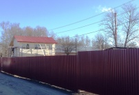 Март 2014г, Смонтировано здание отдела продаж, огорожена территория строительной площадки 1 очереди